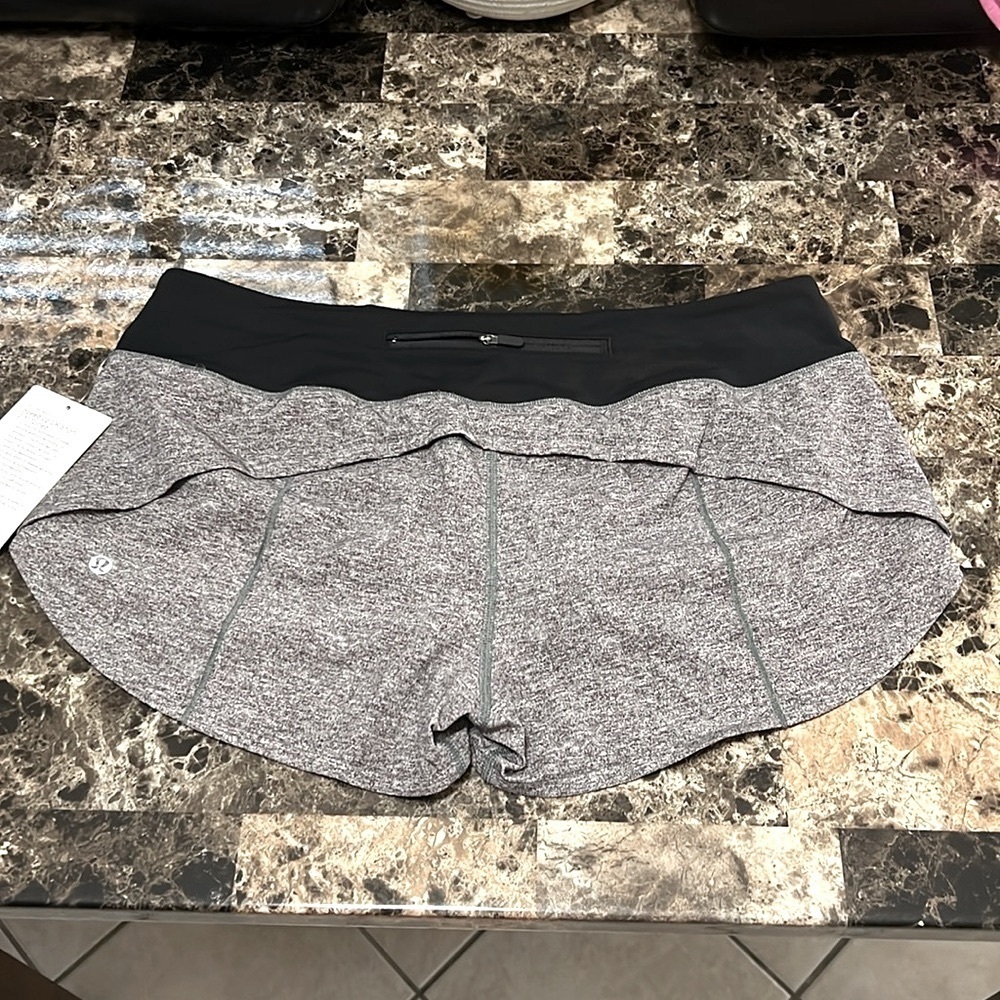 LULULEMON SPEED UP LOW RISE SHORT 2.5” LINED NWT GRAY AND BLACK COLOR SIZE 10